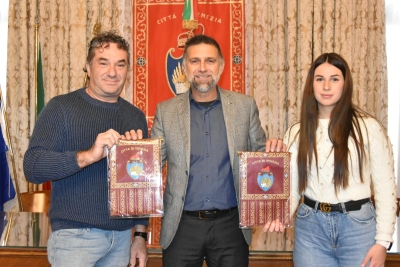 Gagliardetto  a Stefano e Sara Bonassi con Costalonga