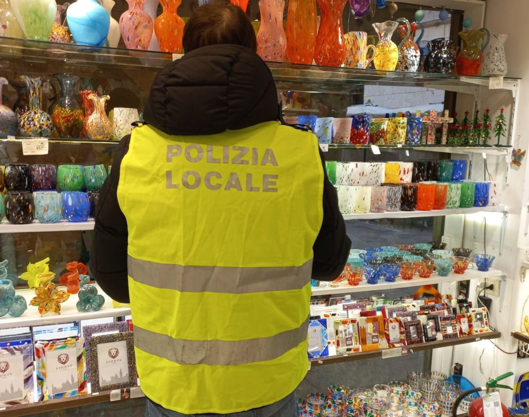 Polizia locale sequestro vetro artistico 