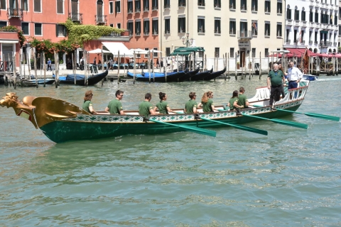 Il sindaco Simone Venturini riceve gli equipaggi veneziani del Palio delle Antiche Repubbliche Marinare disputato nel 2026 a Pisa