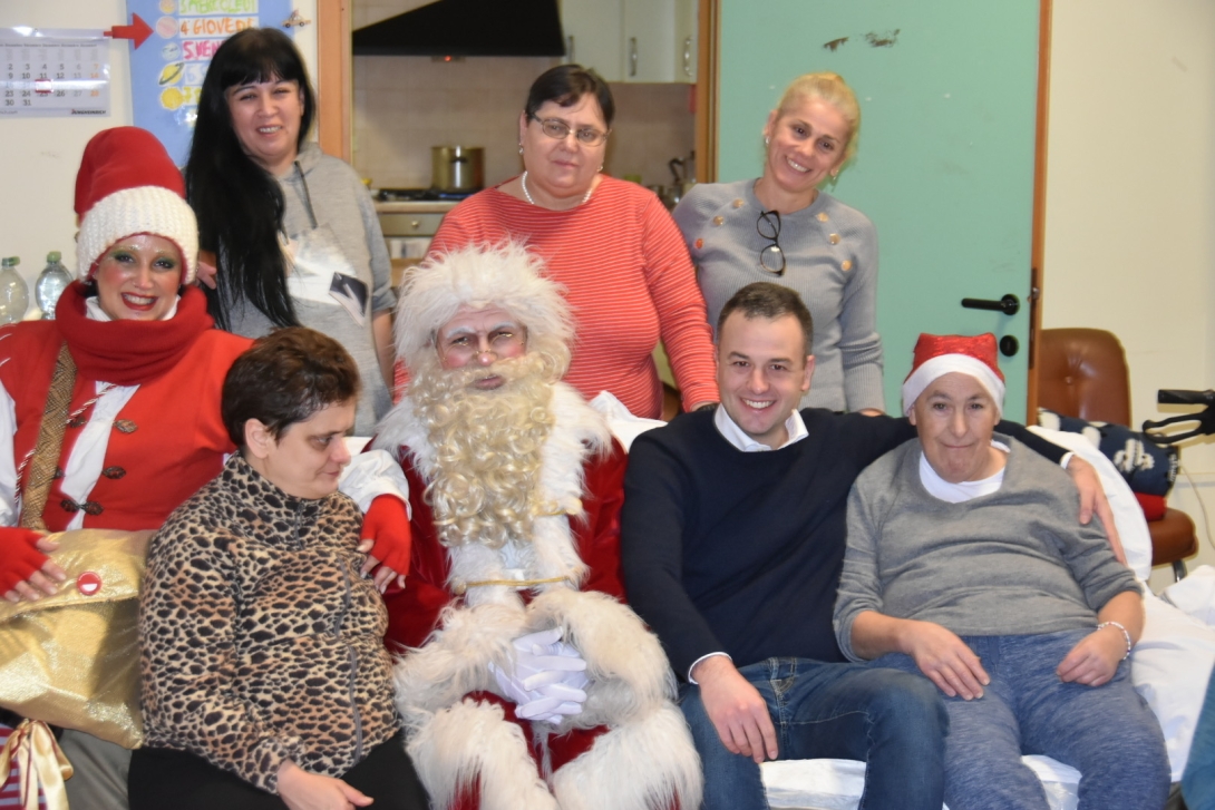 Venturini all'arrivo di Babbo Natale alla Comunità alloggio dell'ANFFAS di S. Alvise
