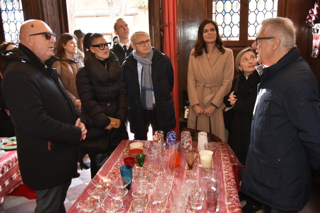 La presidente Damiano all'inaugurazione mercatino benefico dell'Associazione Circolo Ricreativo Culturale Muranese