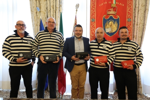 Il consigliere Reato alla presentazione del nuovo borsello dei Gondolieri