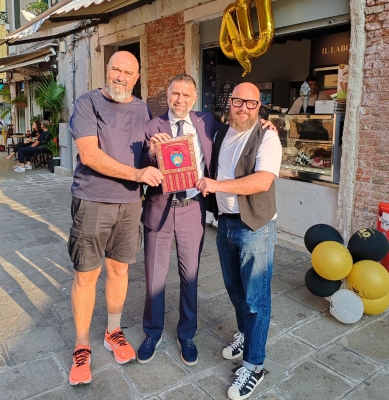 Consegna gagliardetto 40 anni gelateria Venezia