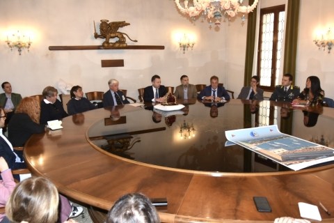 Il sindaco Venturini con l'assessore Costalonga alla presentazione di Venice Hospitality Challenger 2026