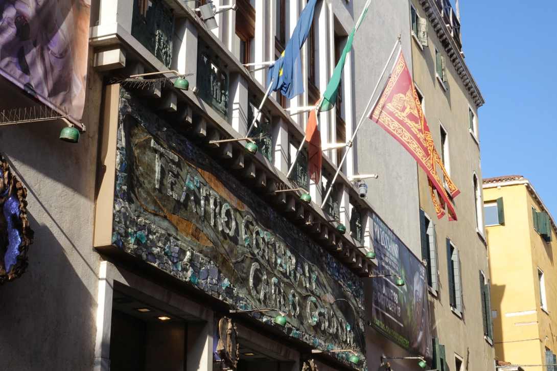 Teatro Goldoni esterno giorno