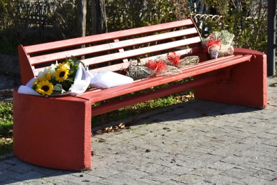 Panchina rossa Asseggiano fiori