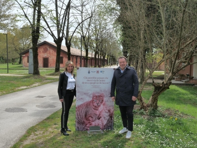 De Martin in visita alla mostra fotografica S-Gatti del Forte