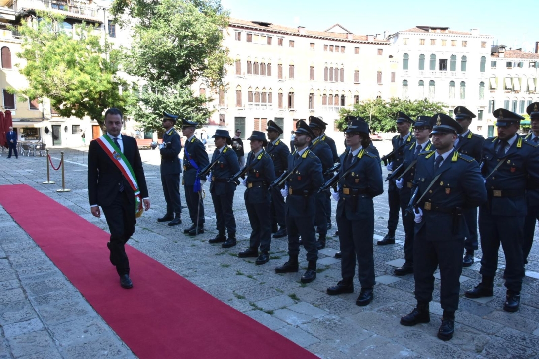 Il sindaco Venturini alla cerimonia per i 252 anni della fondazione della Guardia di Finanza