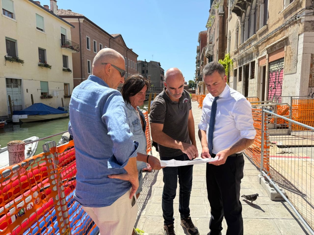 Cantiere impianto antincendio a Dorsoduro, sopralluogo sindaco