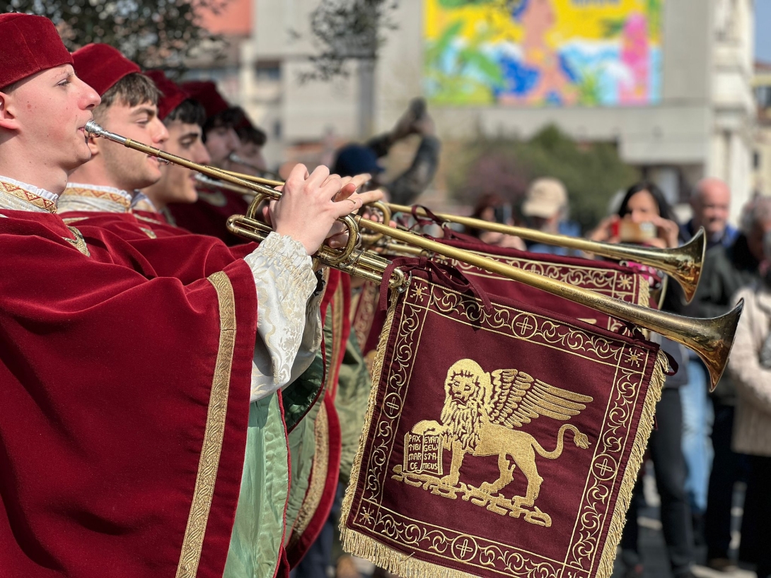 Cerimonia dell'Infiorata in piazzetta Santa Lucia