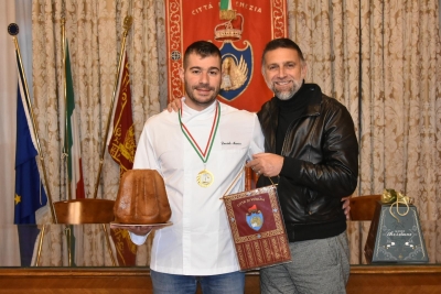 L'assessore Costalonga alla consegna riconoscimento a Daniele Mascia per il Miglior Pandoro