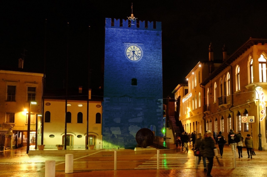 torre civica illuminata di blu per la lotta contro il Parkinson