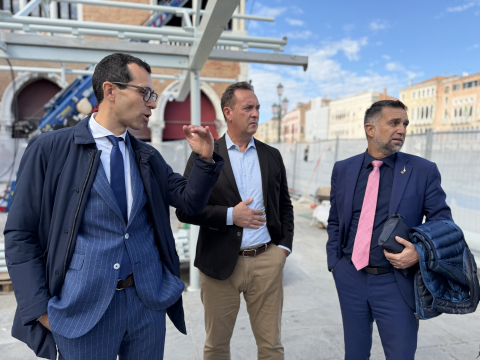 Venezia, mercato di Rialto: sopralluogo degli assessori Brunello e Costalonga ai lavori per i nuovi banchi