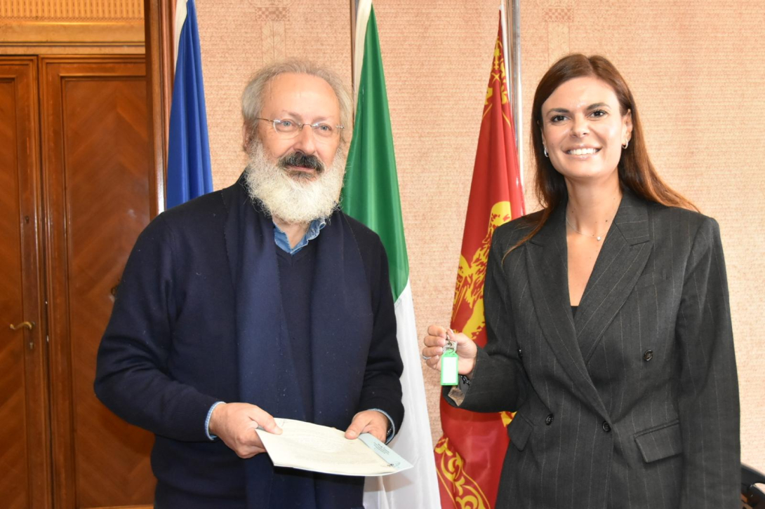 Damiano alla firma concessione Fondazione Venezia per la Ricerca sulla Pace