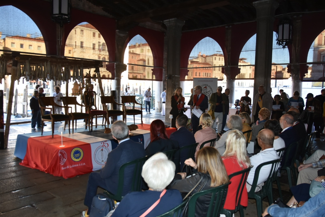 La vicesindaco Zaccariotto con l'assessore Costalonga al XXV della Confraternita del Baccalà al Mercato Ittico di Rialto