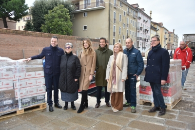 L'assessore Venturini alla donazione all'Emporio della Solidarietà di Venezia