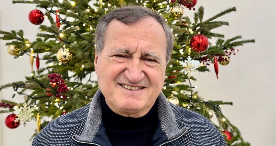 sindaco brugnaro davanti albero di natale