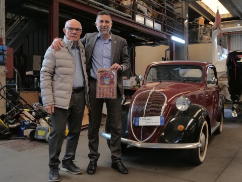 Costalonga consegna gagliardetto della Città di Venezia