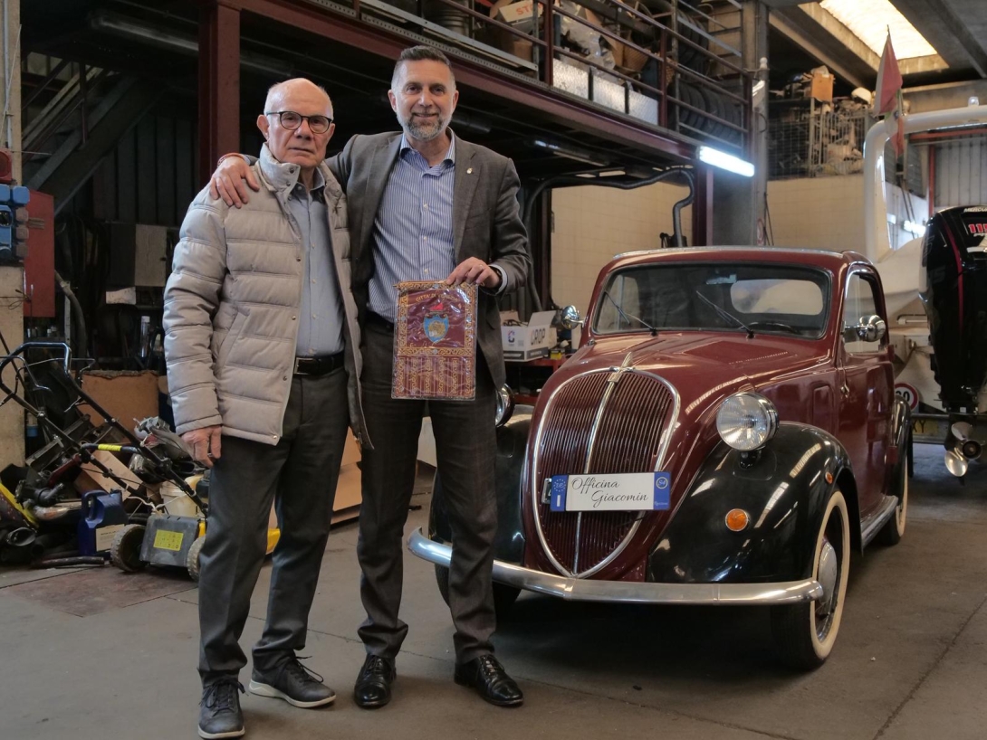 Costalonga consegna gagliardetto della Città di Venezia