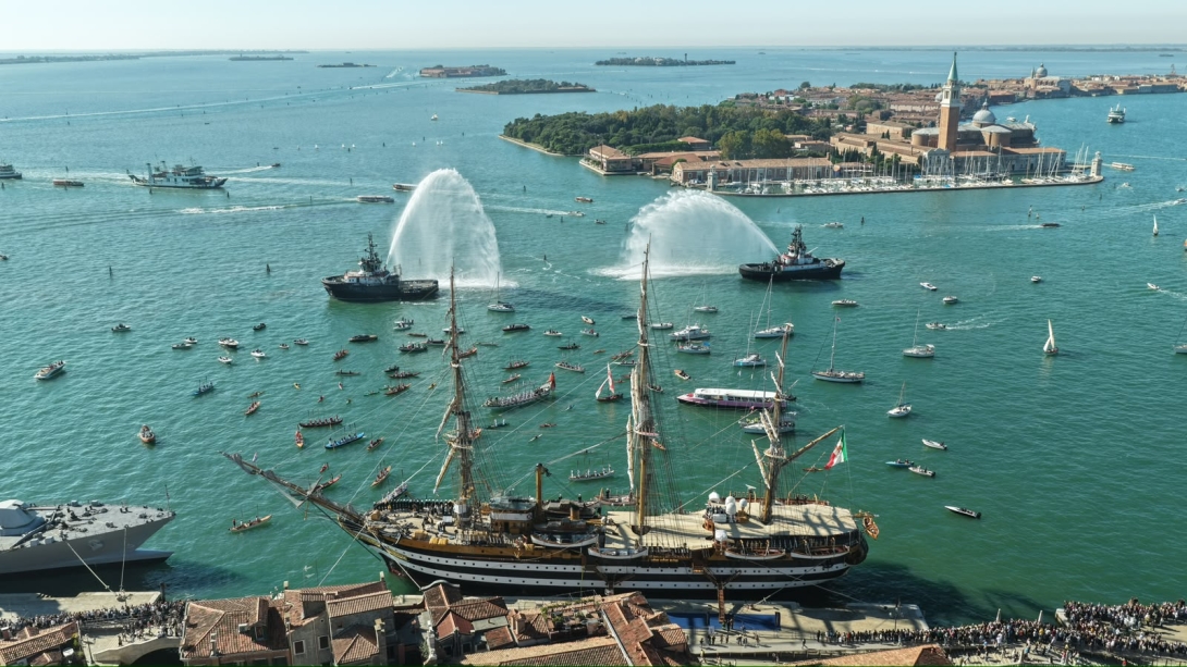 Saluto dall'acqua all'Amerigo Vespucci