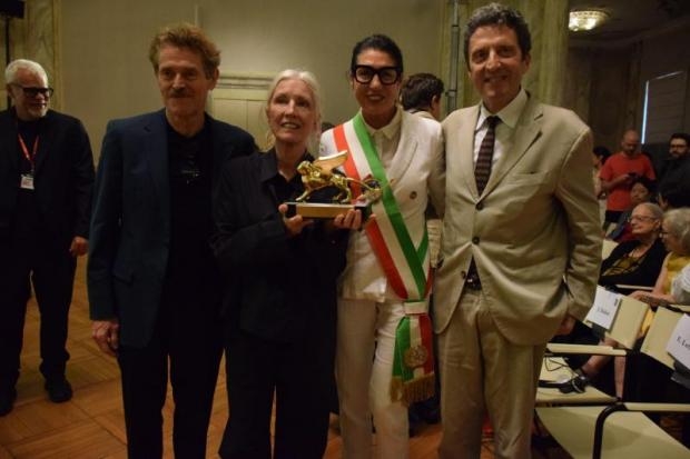 Biennale Teatro: consegnato il Leone d’Oro alla carriera a Elizabeth LeCompte