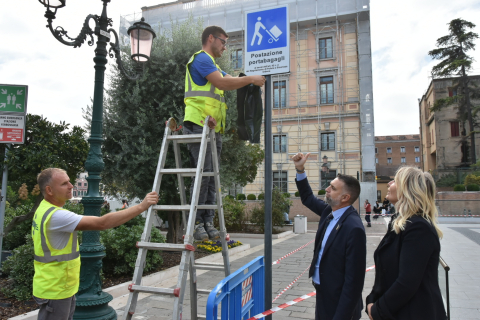 Posizionamento placchette per stalli portabagagli a Piazzale FS di Santa Lucia