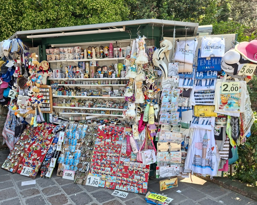Polizia locale sequestro souvenir