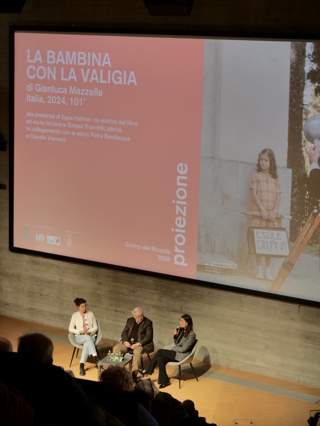 La bambina con la valigia