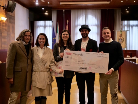 Damiano e Venturini alla consegna ricavato di TEDxVenezia 2025 all'associazione Sporting La Barena