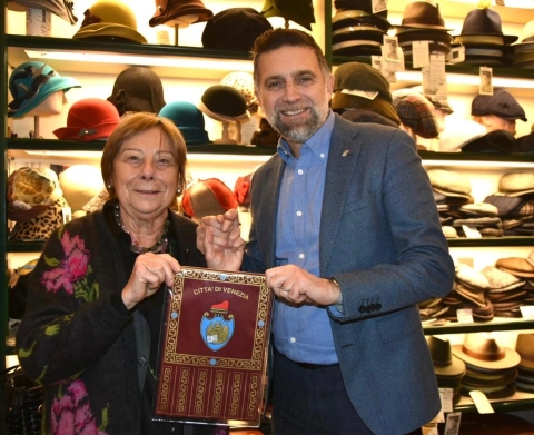 Costalonga consegna gagliardetto