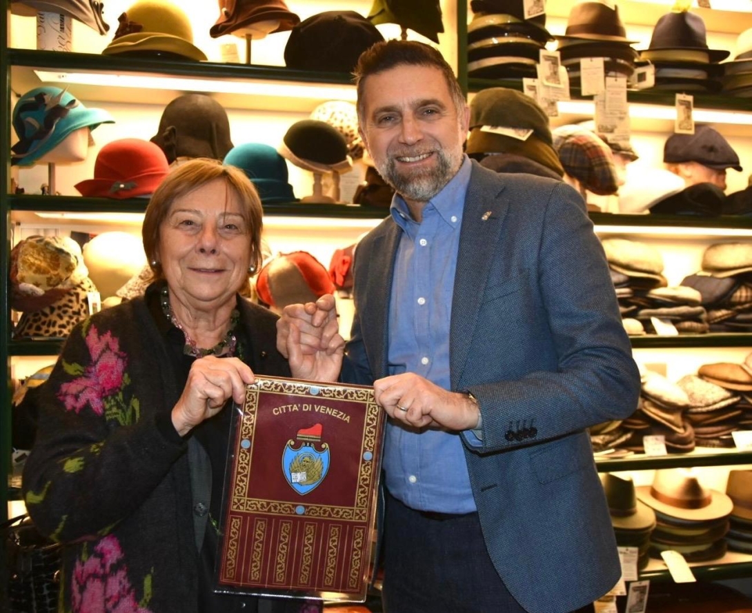 Costalonga consegna gagliardetto