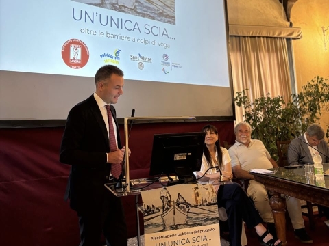  sindaco di Venezia Simone Venturini all’iniziativa “Un’unica scia. Oltre le barriere a colpi di voga”