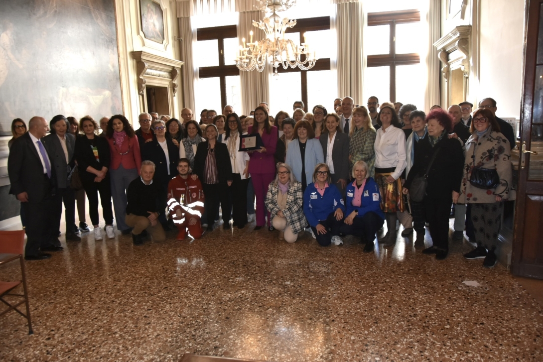 Damiano alla consegna targhe per Eventi Rosa