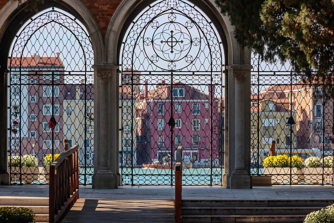 Sopralluogo cimitero di San Michele e Lido di Venezia assessore Brunello