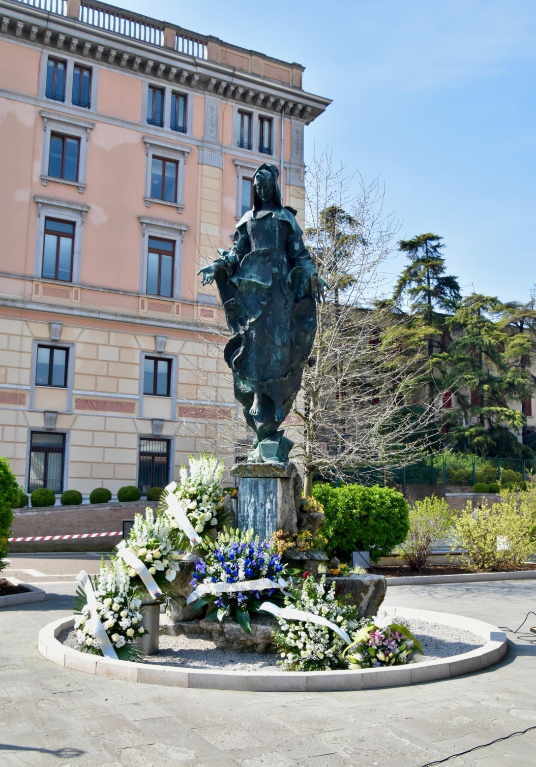 Cerimonia dell'Infiorata in piazzetta Santa Lucia