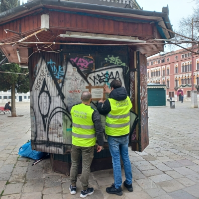 Chiosco edicola con vigili