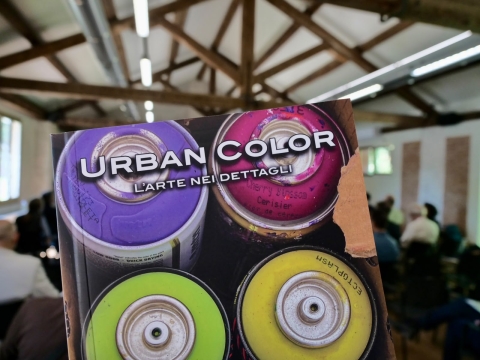La consigliera Mar alla presentazione di UrbanColor, l'Arte nei Dettagli