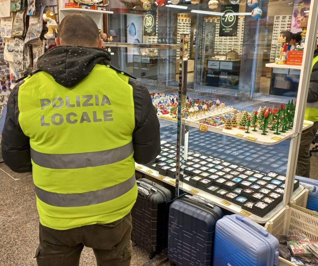 Controllo polizia locale souvenir antipaccottiglia