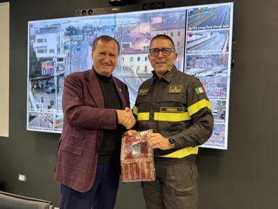 sindaco Brugnaro con comandante vigili del fuoco Maiolo