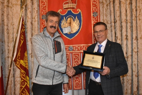 Il vicesindaco Vallotto consegna targa della citta' all'associazione sportiva US Alvisiana Basket