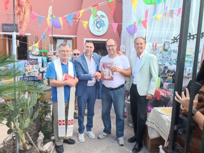 Consegna gagliardetto 40° anniversario "Casa del Colore da Nino" (Pellestrina)