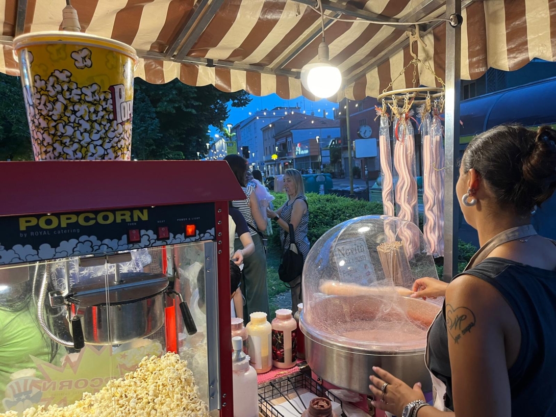 Via PIave in Festa Zucchero filato