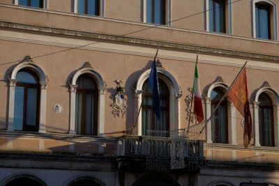 Municipio Ca' Collalto bandiere.jpg
