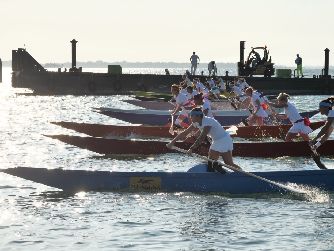 Regata di Malamocco - Donne su mascarete a due remi