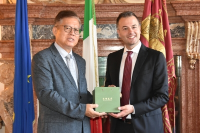 Il sindaco Venturini riceve il console della Repubblica Popolare Cinese a Milano