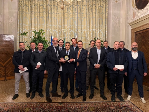 Ca’ Farsetti premia il coraggio: encomi per l’equipaggio Actv che salvò un naufrago a Lido San Nicolò