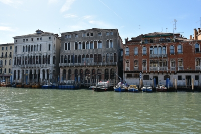 Palazzo Cavalli (a destra)