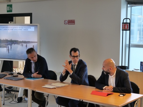 Gli assessori Brunello e Zuin alla presentazione del progetto raddoppio approdo servizio nave traghetto Avm
