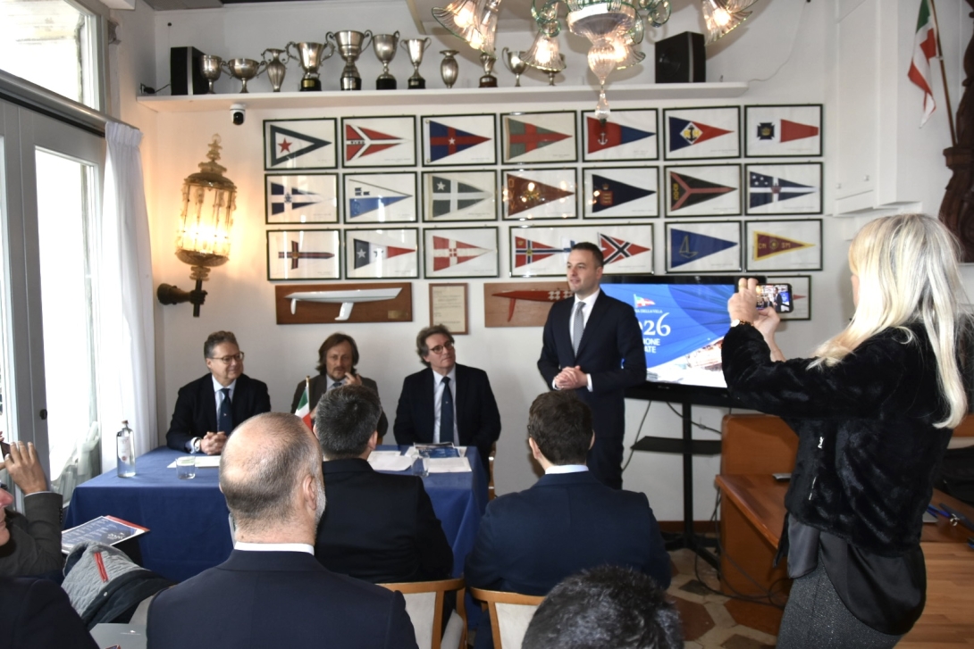 L'assessore Venturini con il vicepresidente Romor alla presentazione del Calendario Regate 2026 della Compagnia della Vela