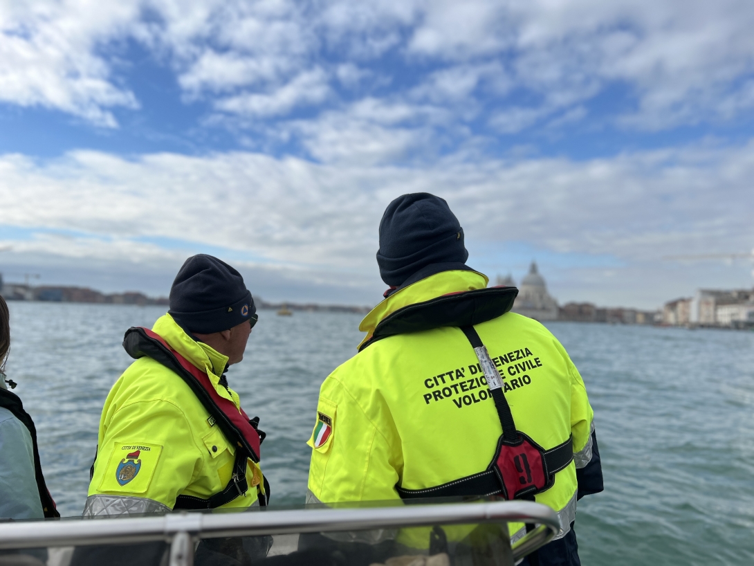Monitoraggio delfino con Protezione civile